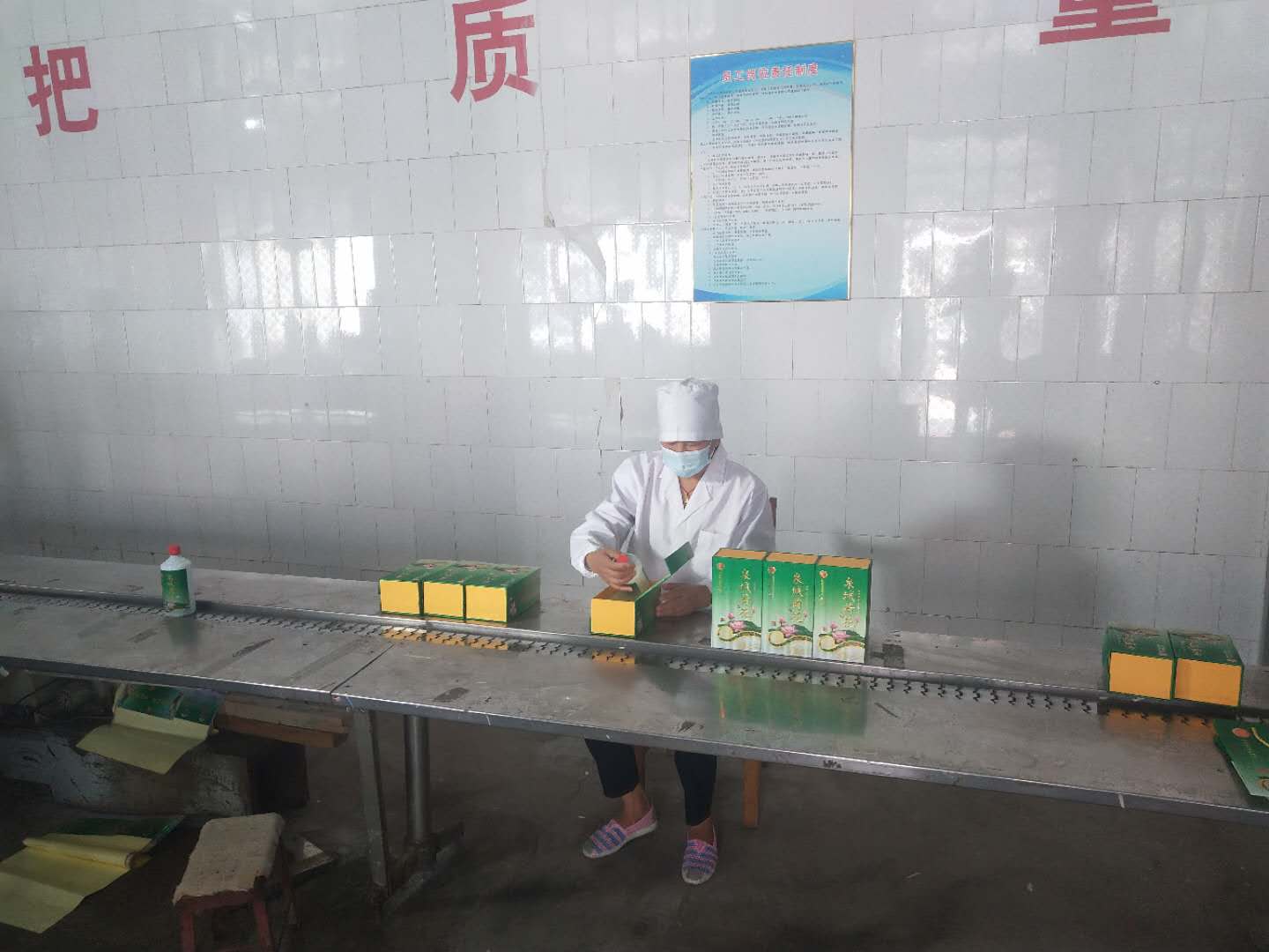 省影視中心的兄弟對泉城荷花酒從源頭到成品全面進行了跟蹤拍攝